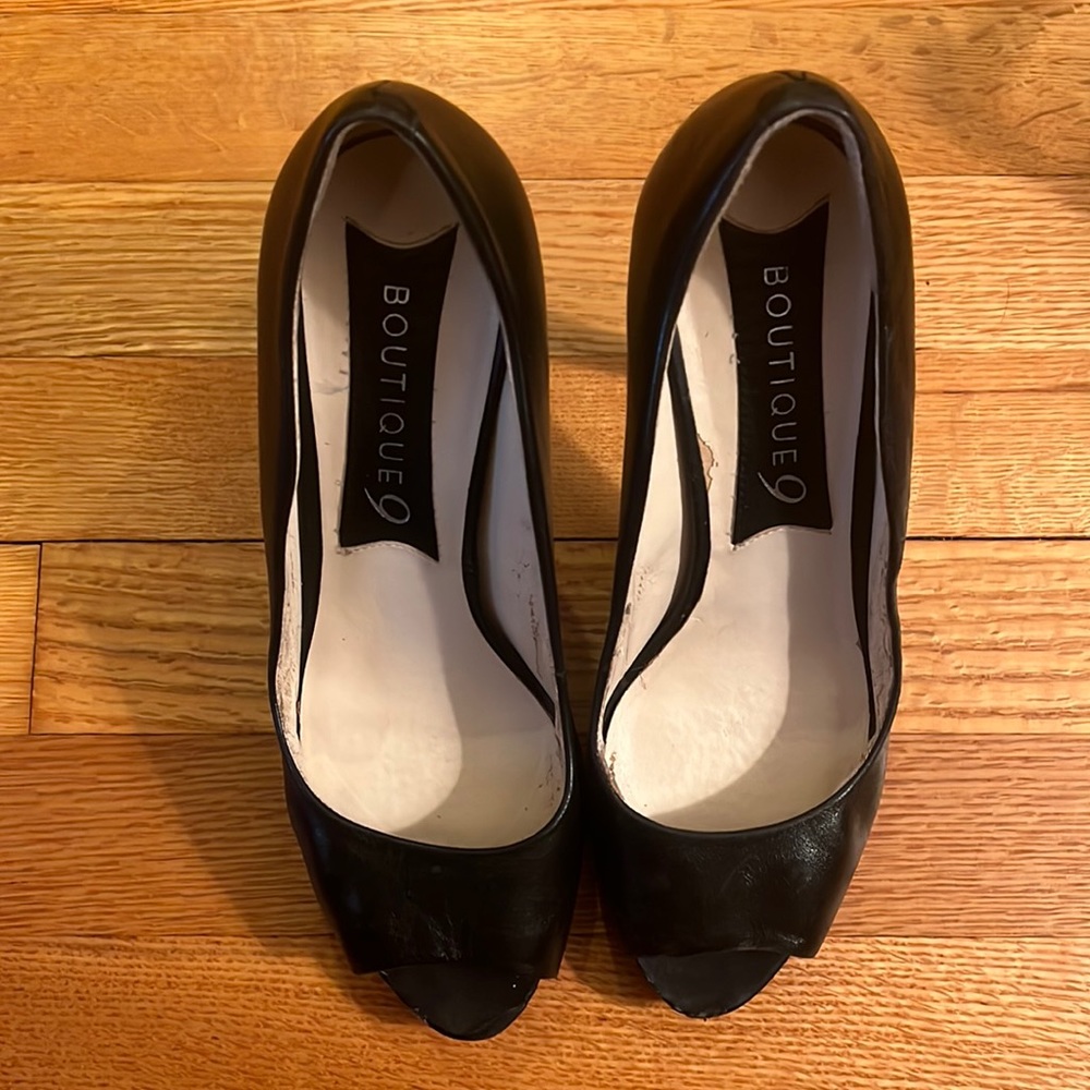 Boutique 9 Peep Toe Pumps in Black Leather size 7.5